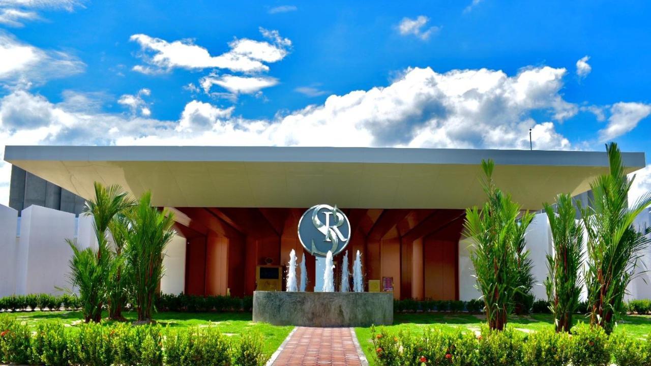 Sr Boutique Hotel Тхахек Екстериор снимка