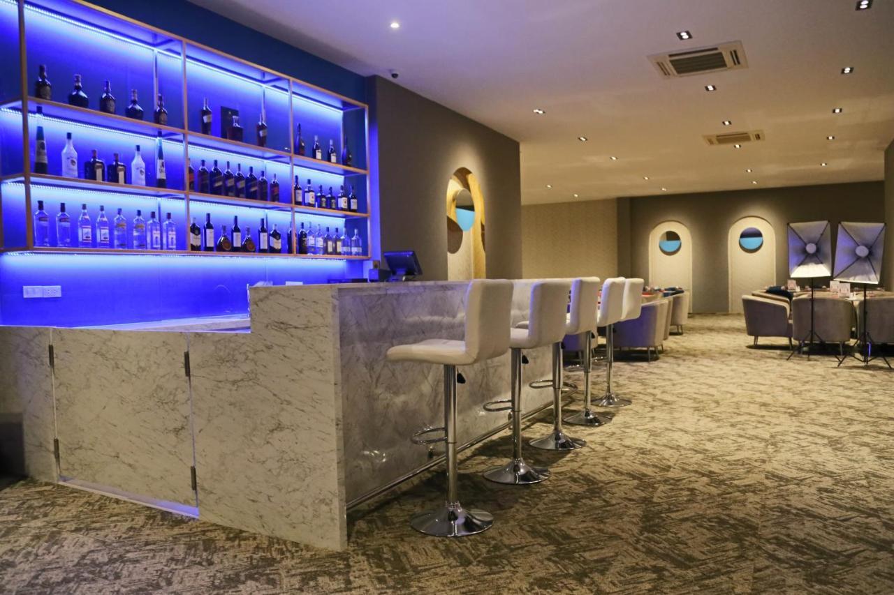 Sr Boutique Hotel Тхахек Екстериор снимка